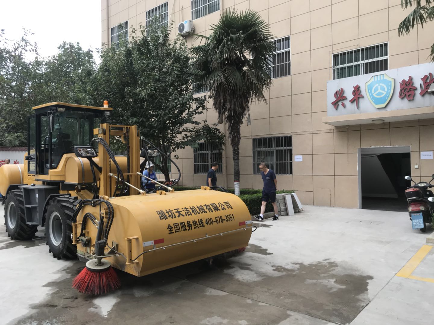 路面保潔養護專(zhuān)用清掃機