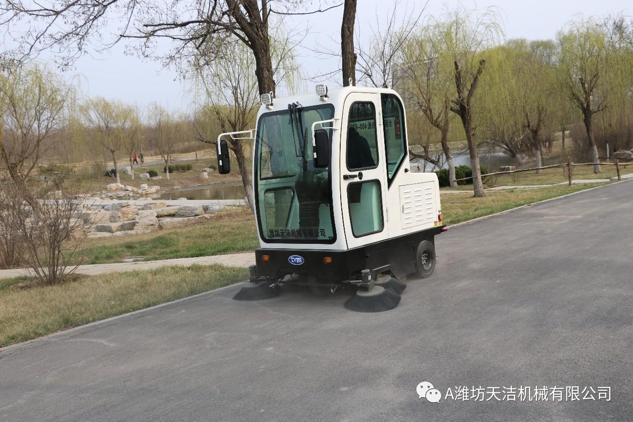 小區物業(yè)駕駛式電動(dòng)清掃機的設備主要特性講解
